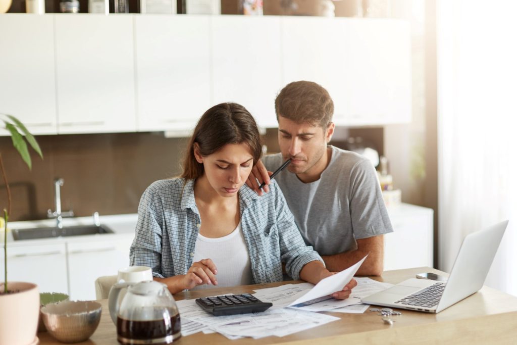 un couple qui calcule le budget de son futur mariage